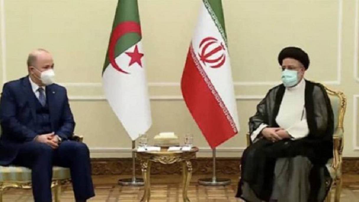 رئيس الوزراء الجزائري أيمن بن عبد الرحمن بصحبة الرئيس الإيراني الجديد إبراهيم رئيسي.
