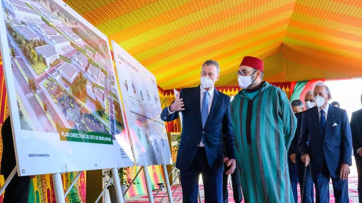 الملك محمد السادس خلال تدشين مصنع بنسليمان
