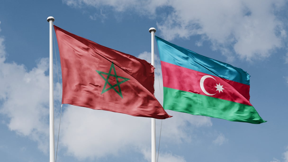 Les drapeaux du Maroc et de l'Azerbaïdjan.