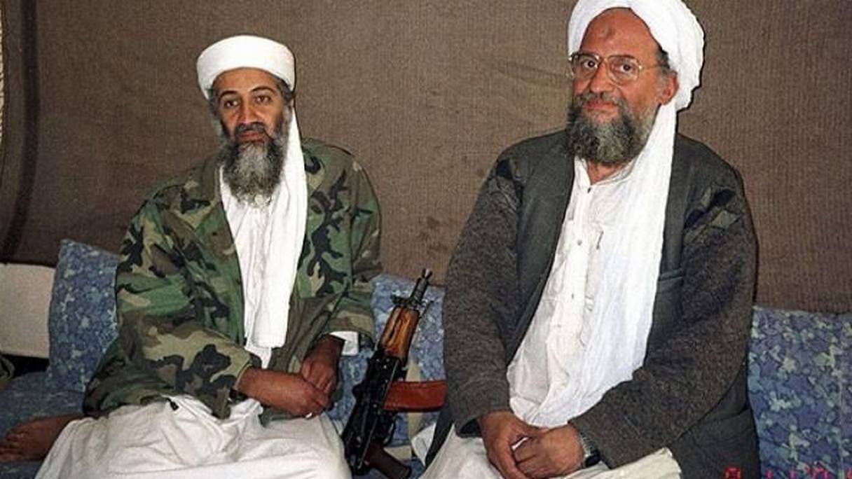 أيمن الظواهري إلى جانب أسامة بن لادن

