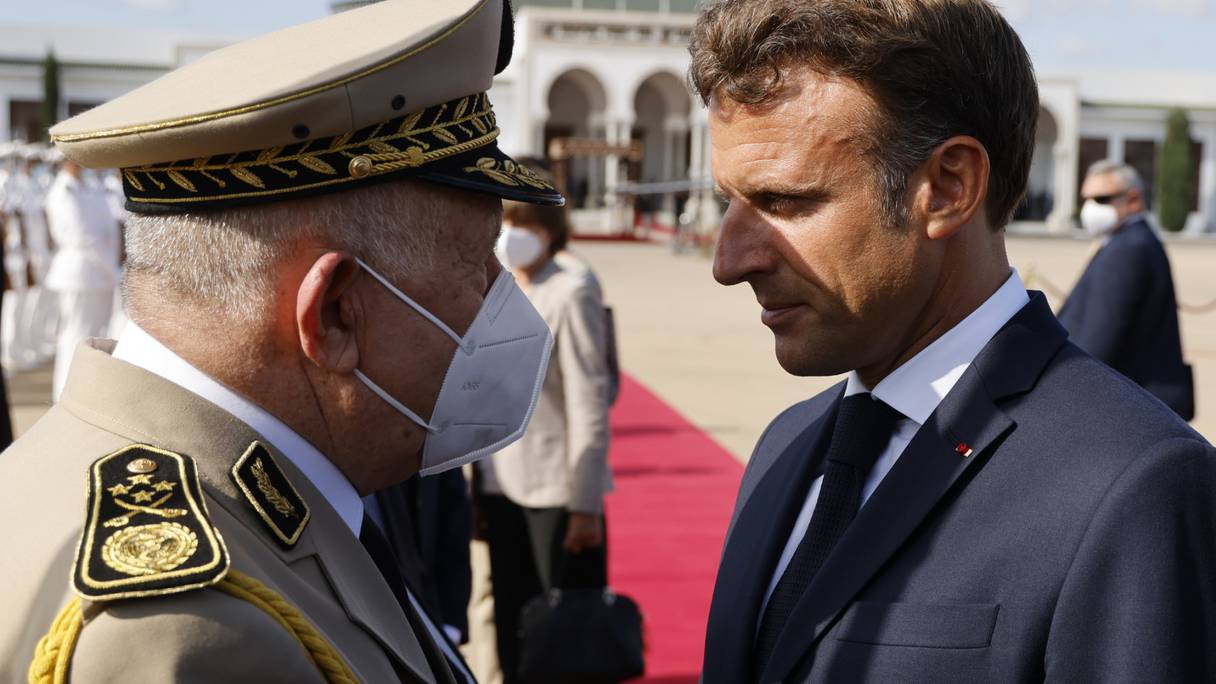 Le chef de l'armée algérienne, Saïd Chengriha, et le président français, Emmanuel Macron, le 27 août 2022 à l'aéroport d'Alger.