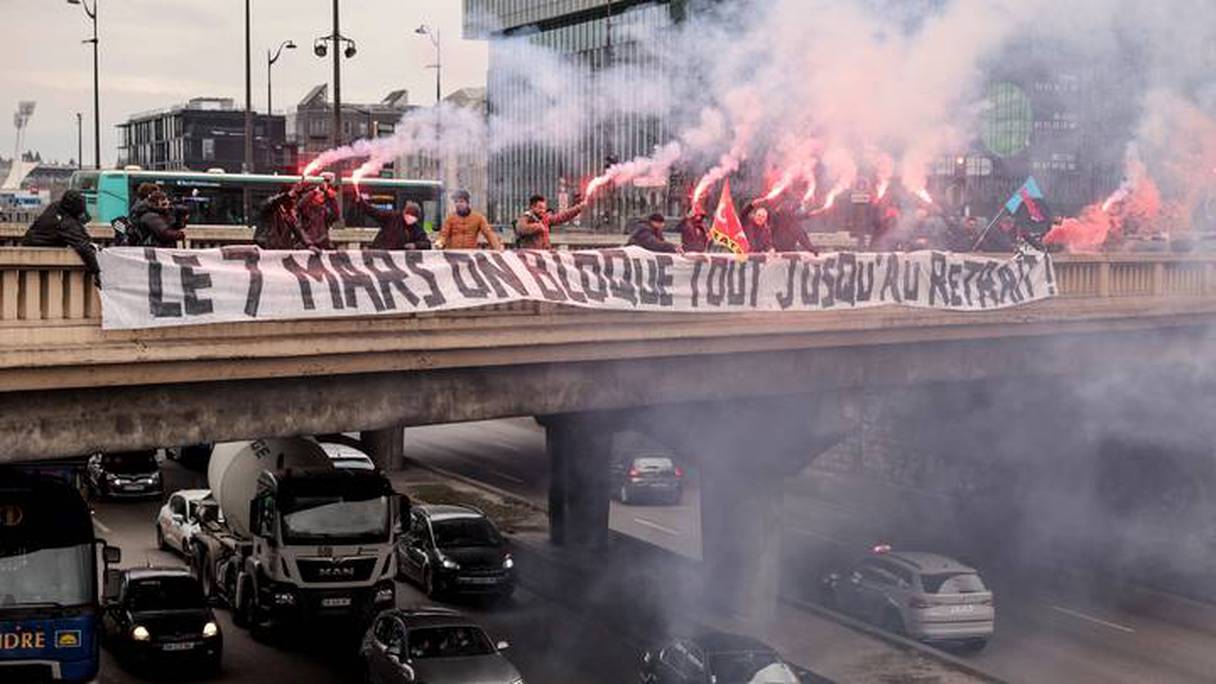 سائقو حافلات RATP المملوكة للدولة يحملون لافتة كُتب عليها "في 7 مارس، فلنوقف كل شيء حتى الانسحاب" - باريس