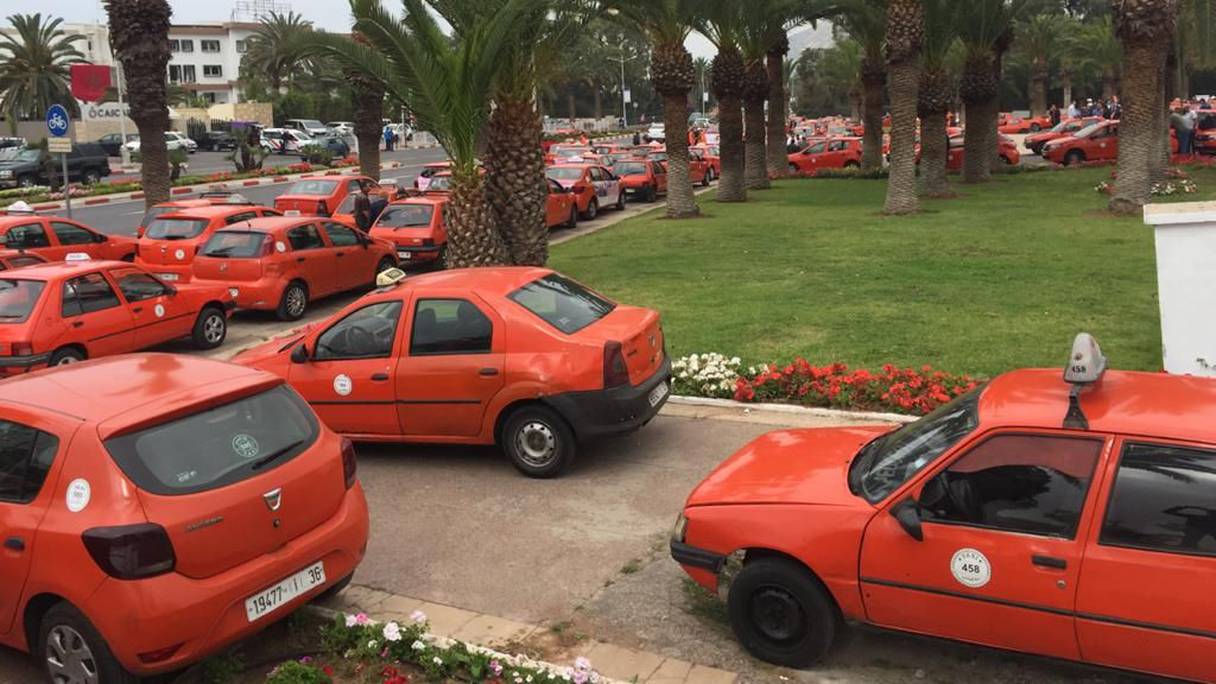 سيارات أجرة صغيرة بمدينة أكادير
