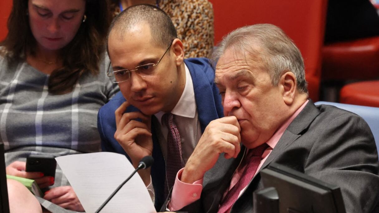 A droite, le représentant permanent de l'Algérie à l'ONU, Amar Bendjama.