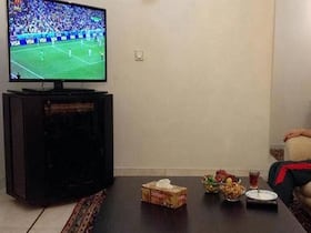 الرئيس الإيراني حسن روحاني يتابع مباراة بلاده