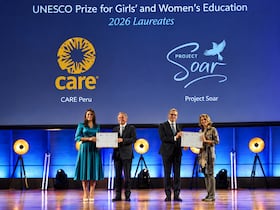 Remise de prix aux lauréats par le Directeur général de l’UNESCO, Khaled El-Enany, et le vice-ministre de l’Éducation de la République populaire de Chine, Ren Youqun, lors d’une cérémonie qui s’est tenue au Siège de l’UNESCO à Paris le 9 octobre.