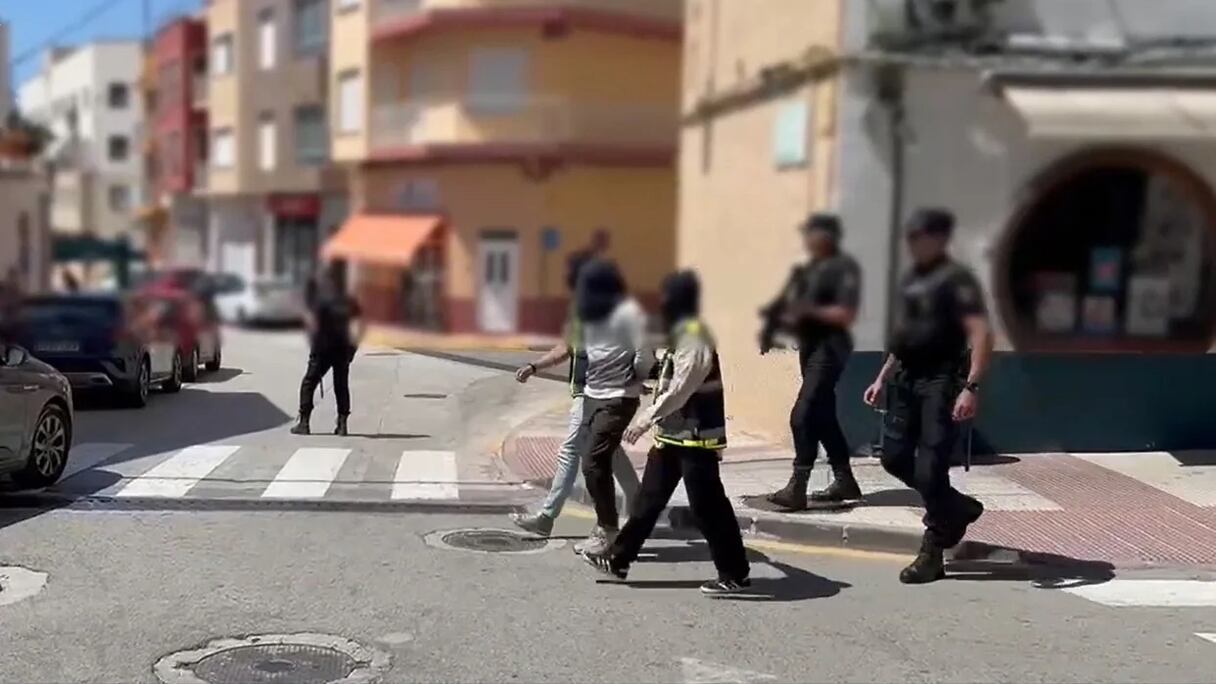 Le présumé terroriste au moment de son arrestation à Alicante, lundi 3 juin 2024 par la police espagnole.