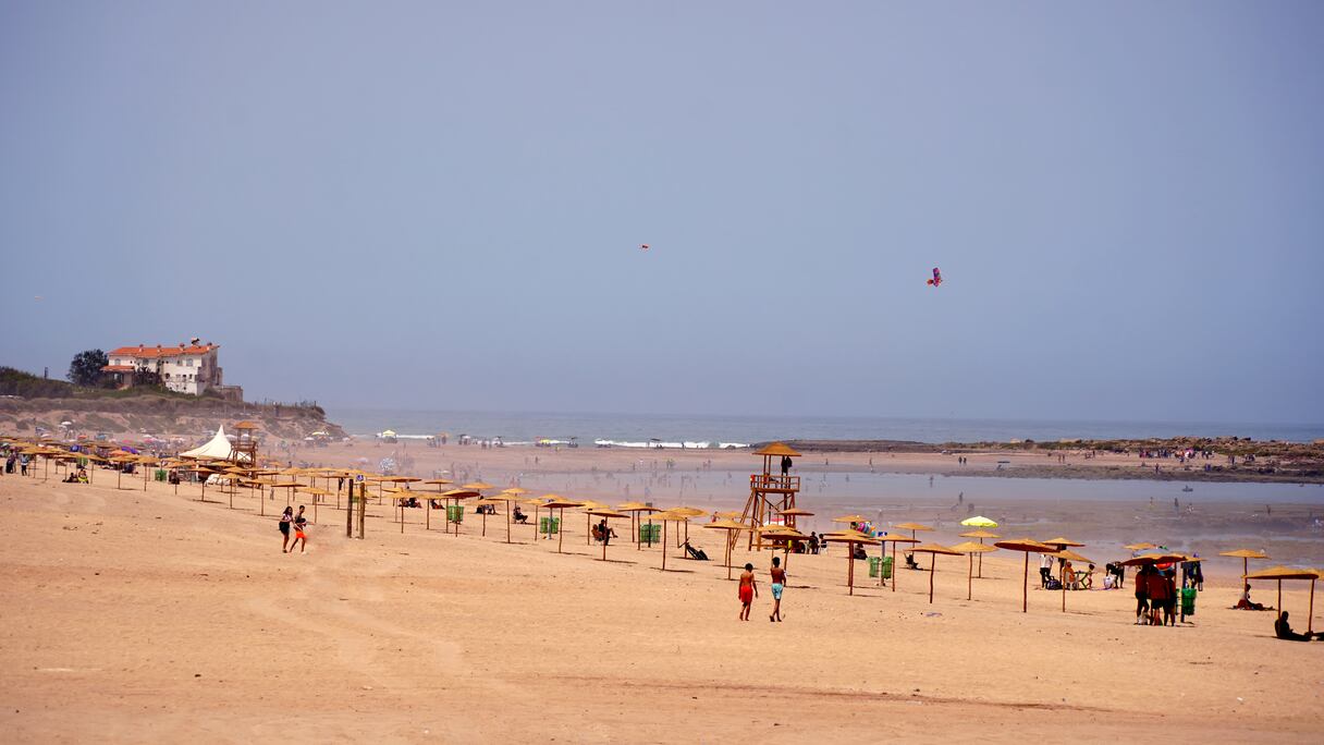 بعد تحرير المِلك البحري.. شاطئ "دار بوعزة" يكتسي "حُلّة أوروبية" ويجذب المصطافين بكثافة