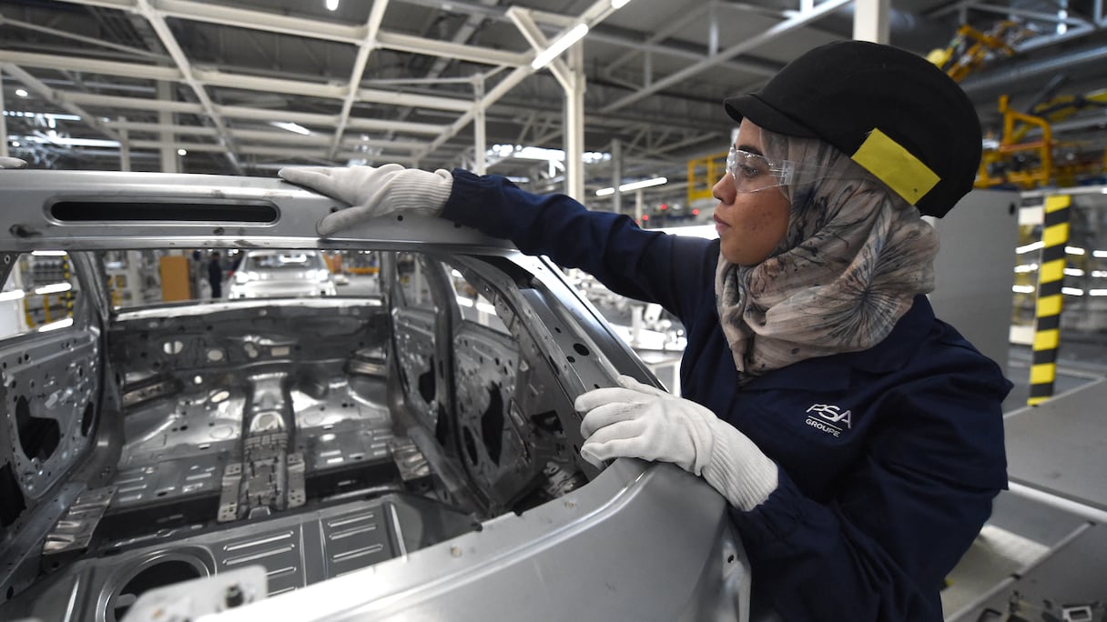 Une employée marocaine à l'oeuvre au sein de l'usine Stellantis (ex-PSA) à Kénitra.