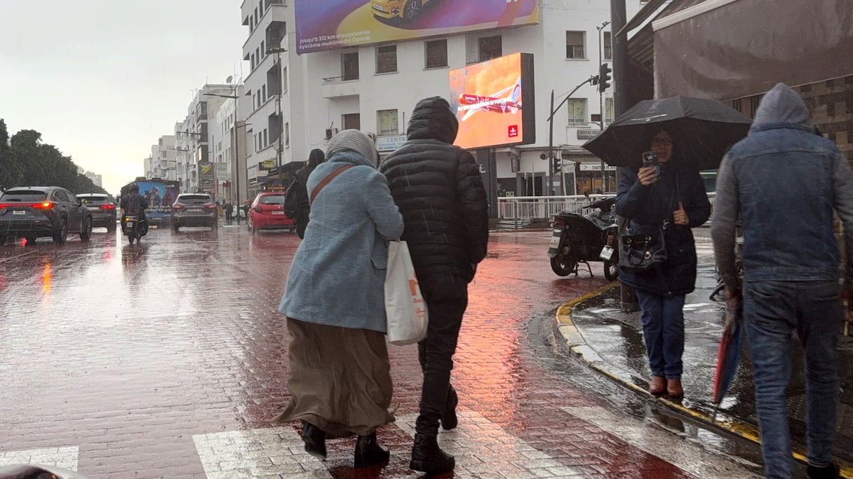 أمطار قوية ورياح عاتية تُغيّر حركة مدينة الدار البيضاء