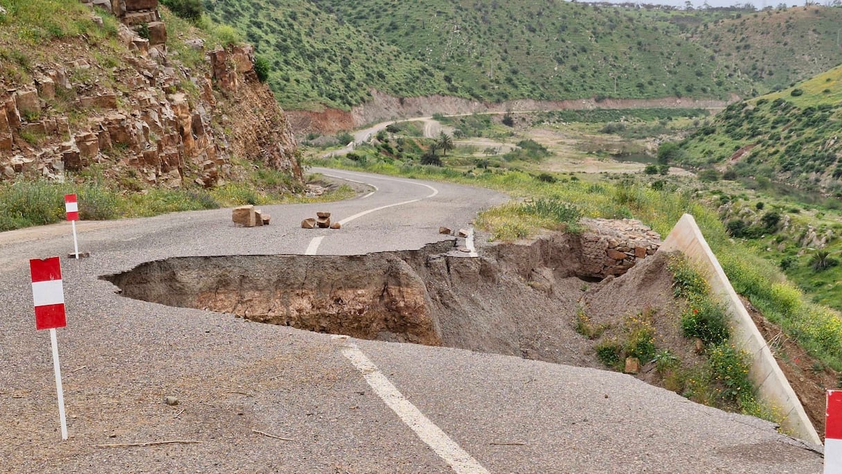 حفرة خطيرة بالطريق المؤدية إلى سد الدورات
