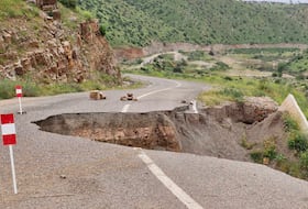 حفرة خطيرة بالطريق المؤدية إلى سد الدورات