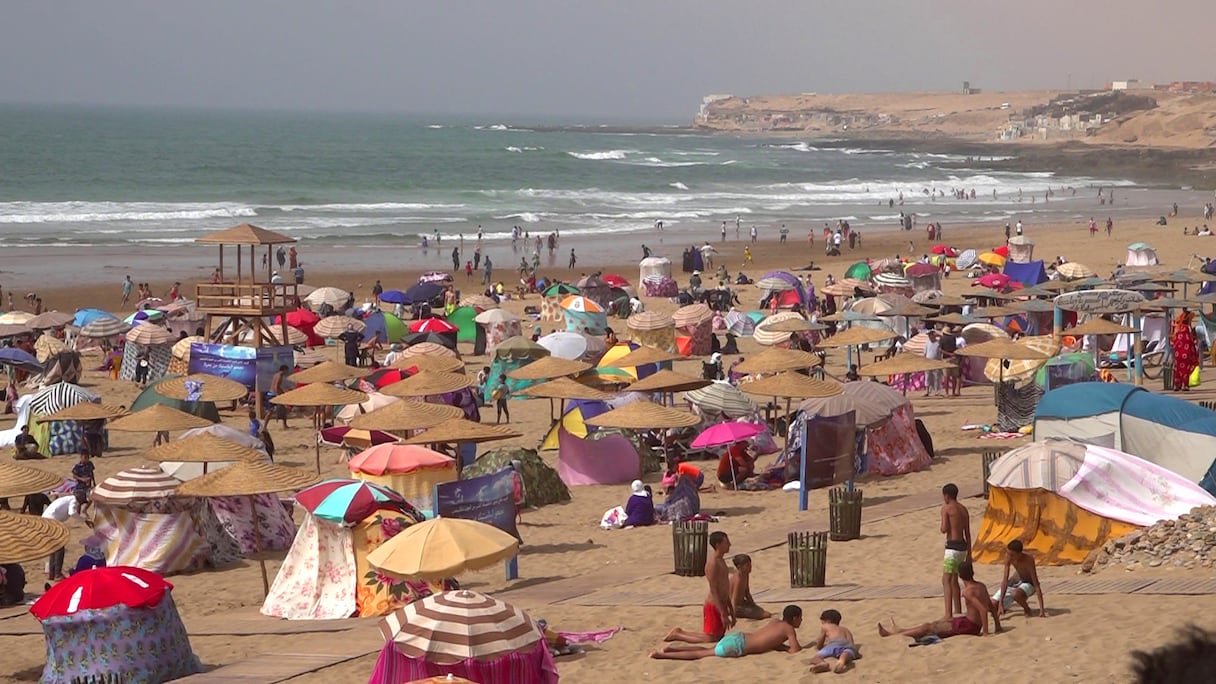 شاطئ أكلو بإقليم تيزنيت يواصل استقطاب المصطافين من داخل وخارج المغرب