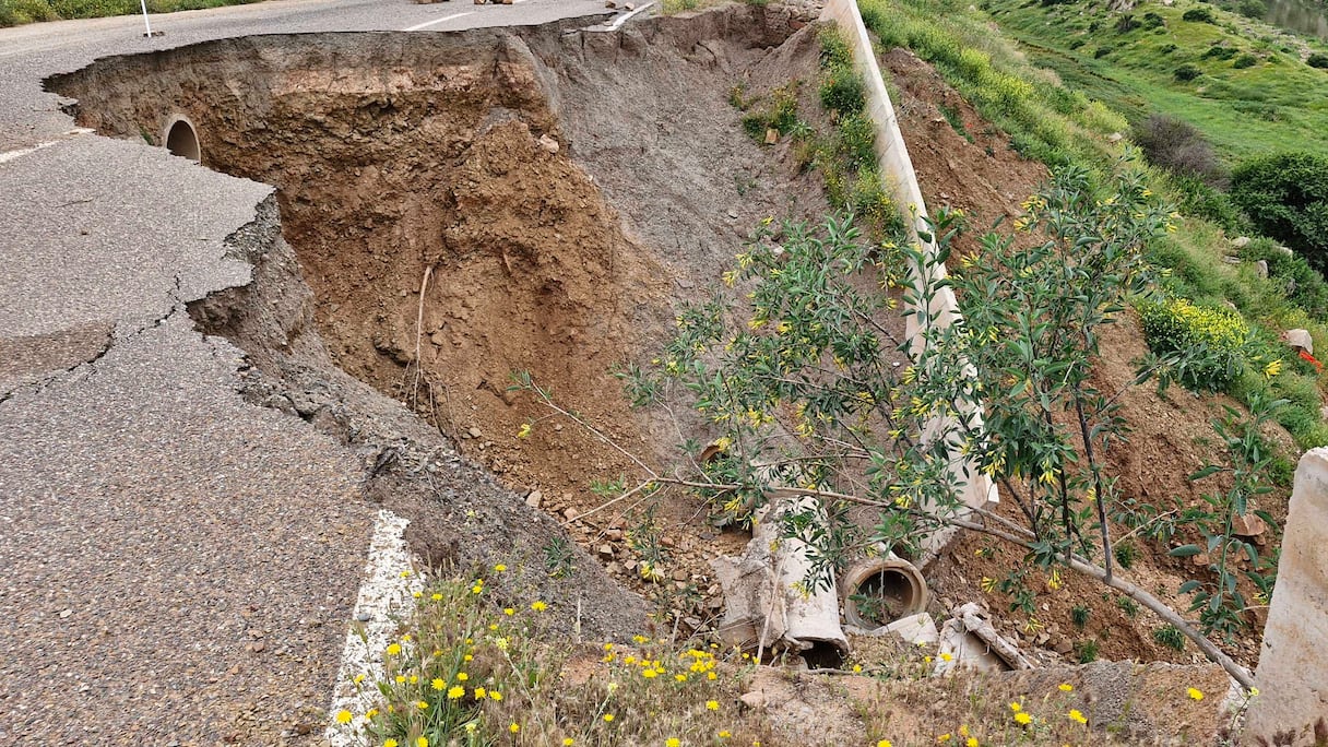 حفرة خطيرة بالطريق المؤدية إلى سد الدورات