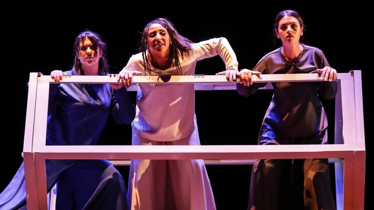 مشهد من مسرحية شاطارا