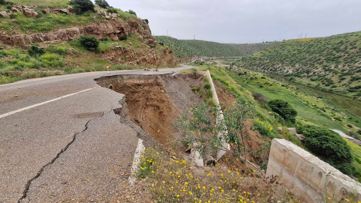 حفرة خطيرة بالطريق المؤدية إلى سد الدورات