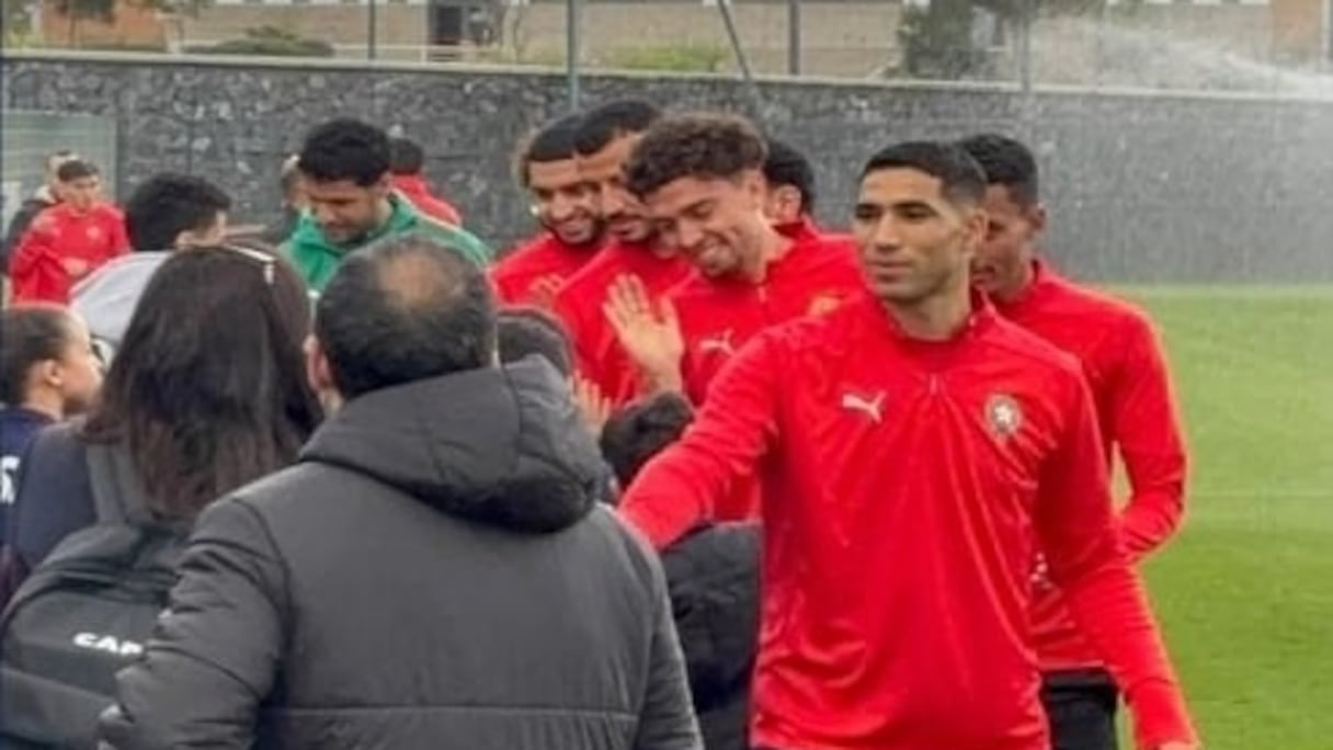 Les Lions de l’Atlas recevant les enfants de la famille de la Sûreté nationale.