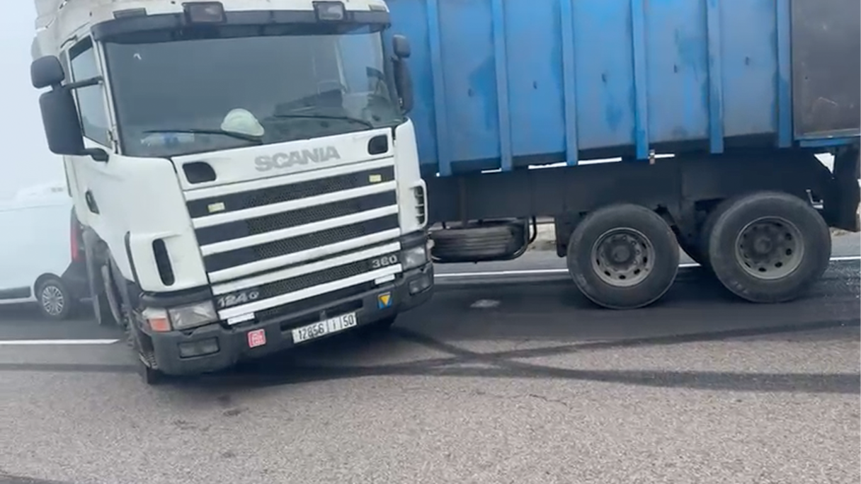 شهد الطريق السيار الرابط بين الدار البيضاء والجديدة ،صباح اليوم الجمعة، حادثة سير مروعة بين عدد كبير من الشاحنات والسيارات مما أدى إلى توقف حركة السير وتعطل حركة المرور بشكل كامل في الاتجاهين.