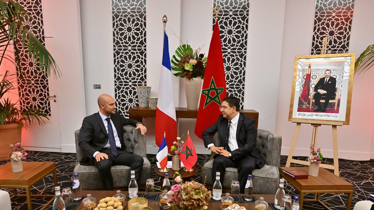 Les ministres des Affaires étrangères marocain et français, Nasser Bourita et Jean-Noël Barrot, le 29 octobre 2024 à Rabat.