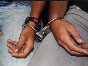 إيقاف شخصين