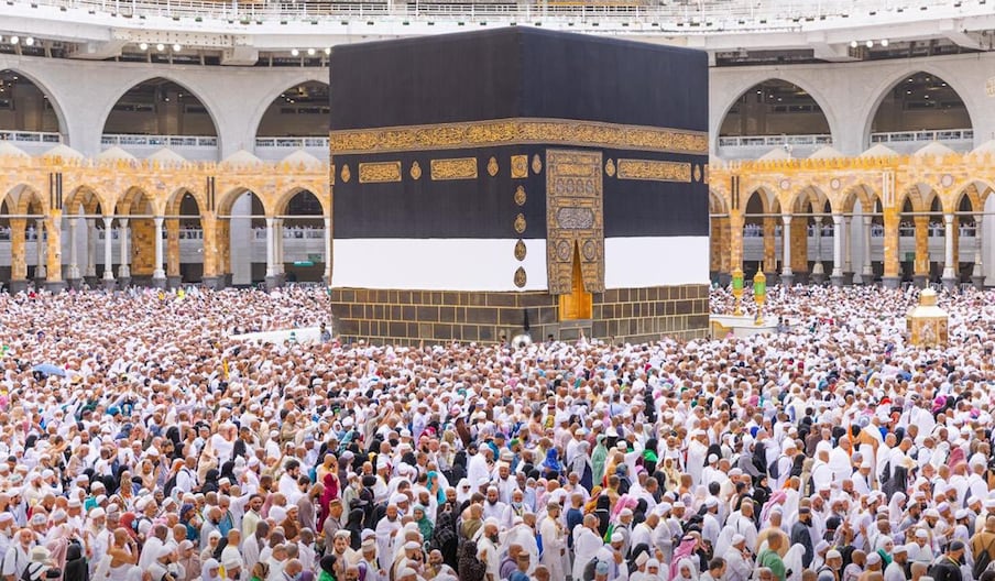 حجاج يقومون بأداء مناسك الحج