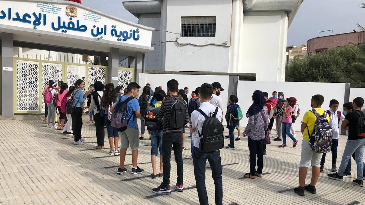 صورة تعبيرية . تلاميذ أمام مؤسسة تعليمية