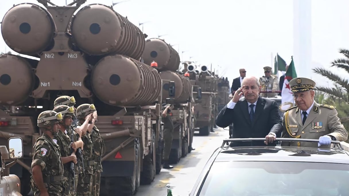 Le président algérien Abdelmadjid Tebboune avec le chef d’état major de l’APN, Saïd Chengriha, à Alger, le 5 juillet 2022.