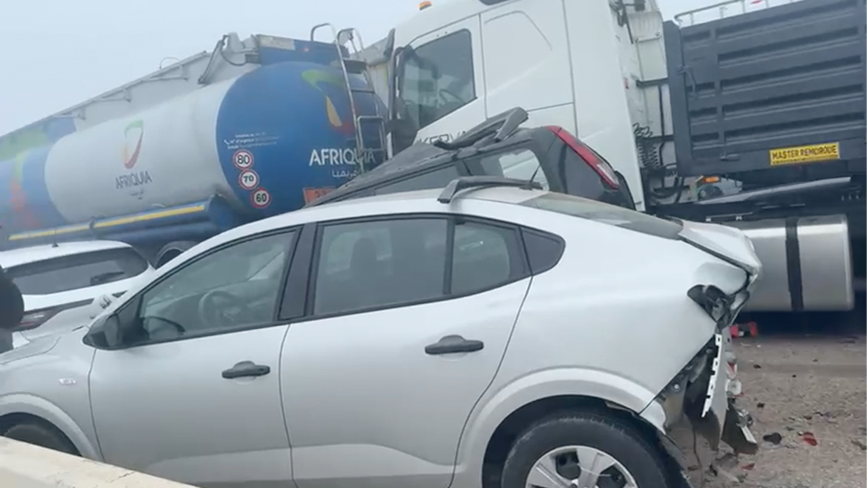 شهد الطريق السيار الرابط بين الدار البيضاء والجديدة ،صباح اليوم الجمعة، حادثة سير مروعة بين عدد كبير من الشاحنات والسيارات مما أدى إلى توقف حركة السير وتعطل حركة المرور بشكل كامل في الاتجاهين.