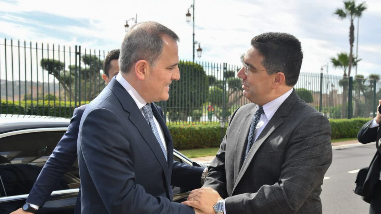Le ministre marocain des Affaires étrangères, Nasser Bourita, et son homologue azerbaïdjanais, Jeyhun Bayramov, lundi 13 novembre 2023 à Rabat.