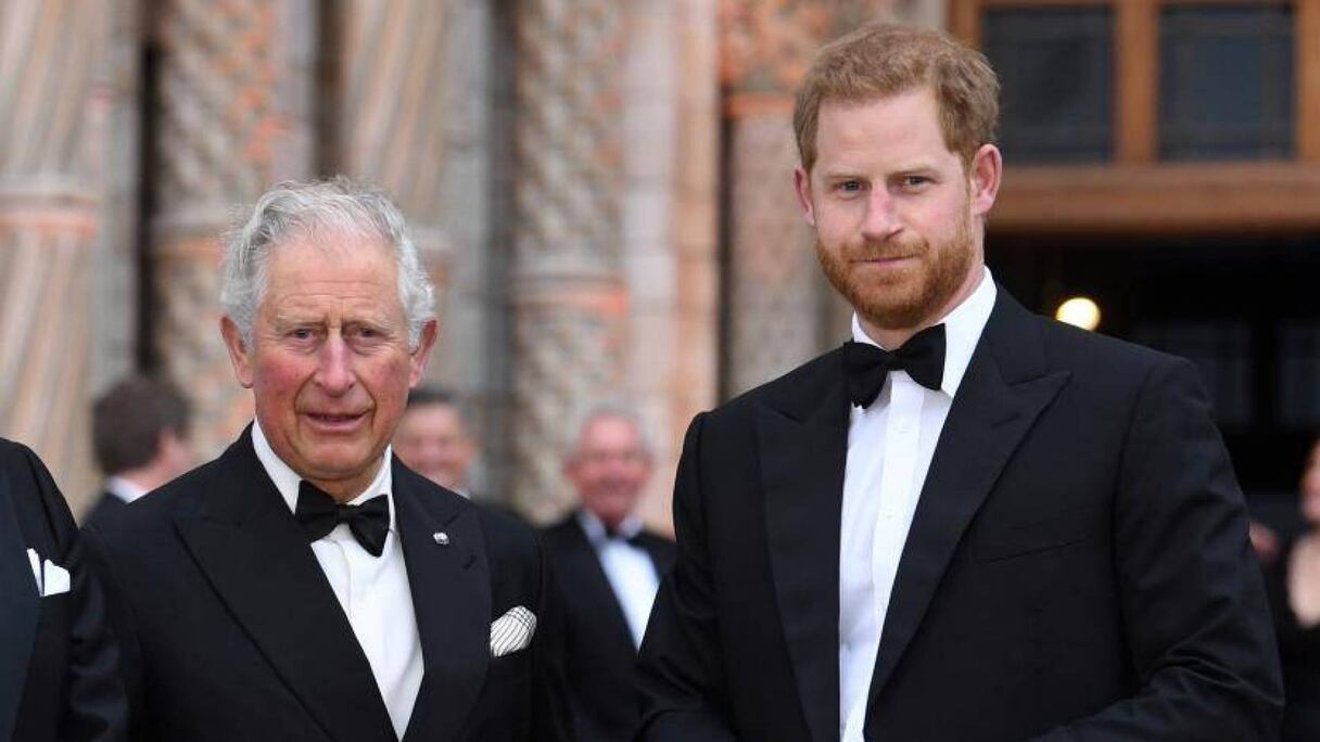ملك بريطانيا تشارلز الثالث وابنه الأمير هاري