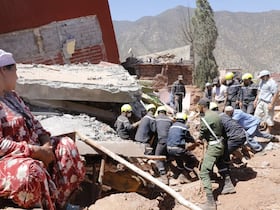 امرأة تتابع جهود عناصر السلطة المحلية أثناء عملية انتشال ضحايا زلزال الحوز