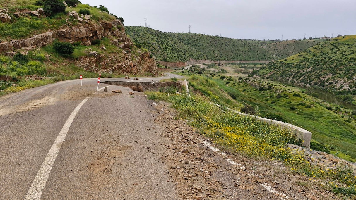 حفرة خطيرة بالطريق المؤدية إلى سد الدورات