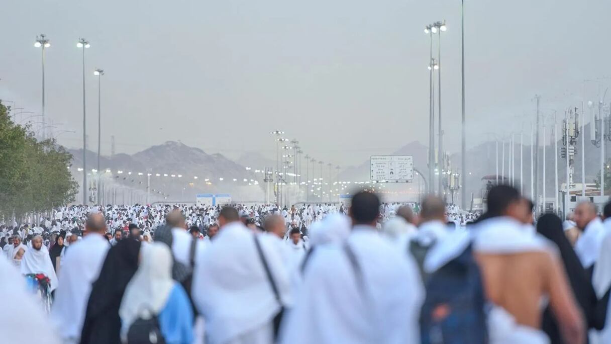 حجاج بيت الله يتوافدون على صعيد عرفات