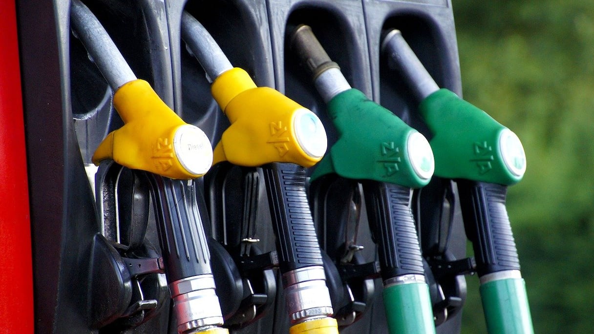 Pistolets de pompes à carburant.