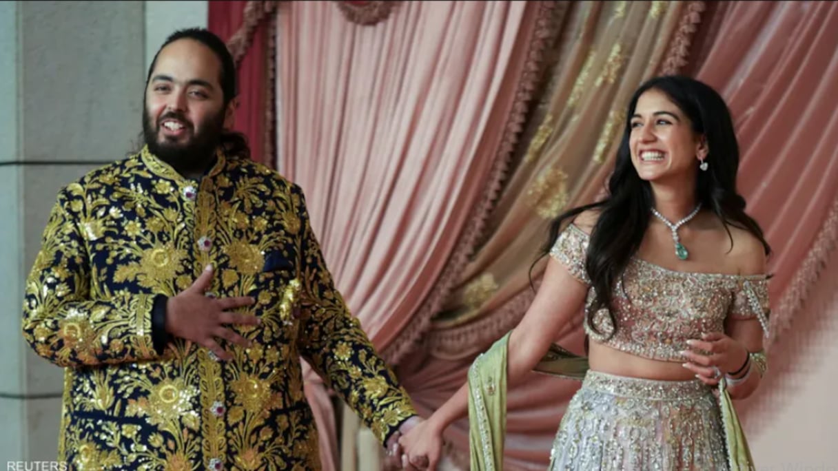 نجل موكيش أمباني وزوجته