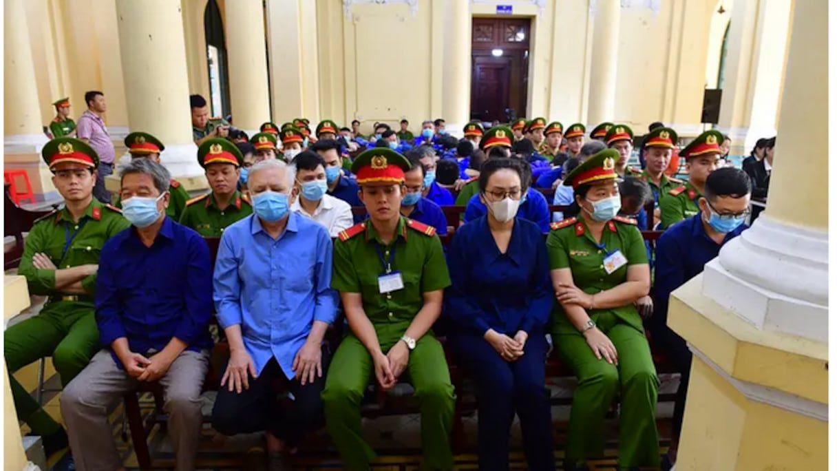 أثناء محاكمة المليارديرة