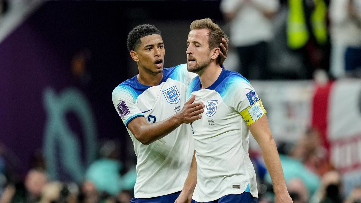 هاري كاين وجود بيلينغهام بقميص المنتخب الإنجليزي لكرة القدم