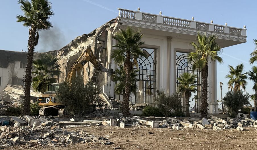 أثناء هدم المبنى الضخم لقصر الضيافة ببوسكورة