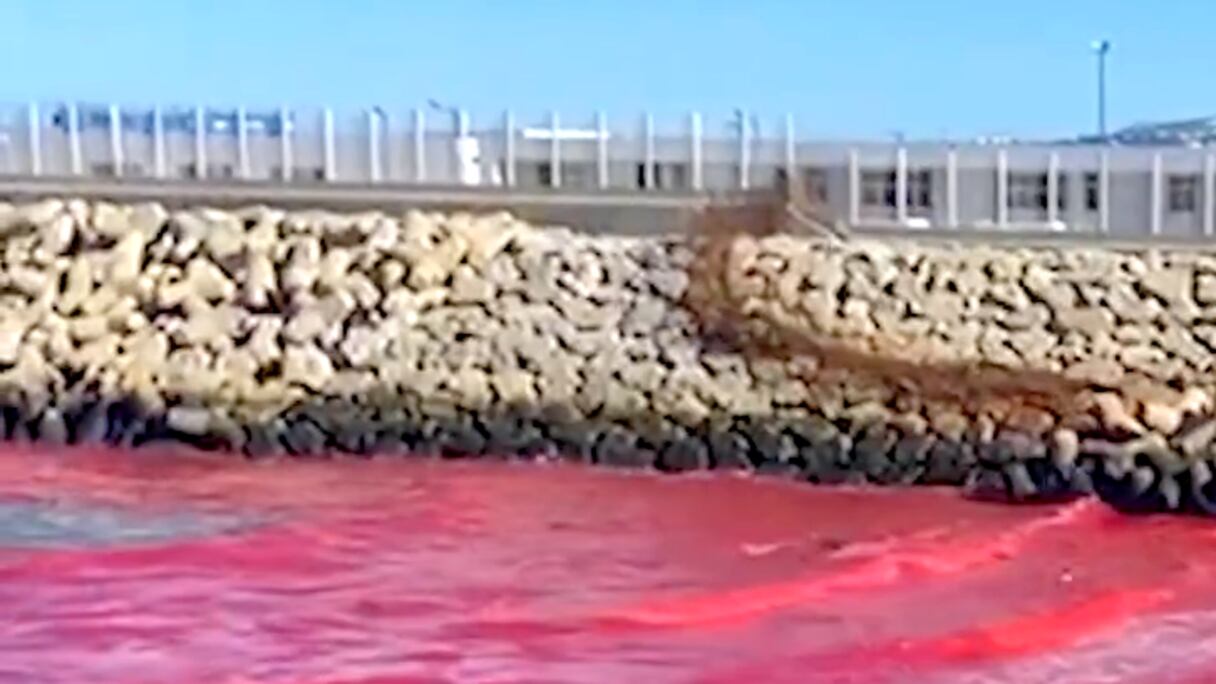 تغير لون مياه شاطئ مرقالة بطنجة