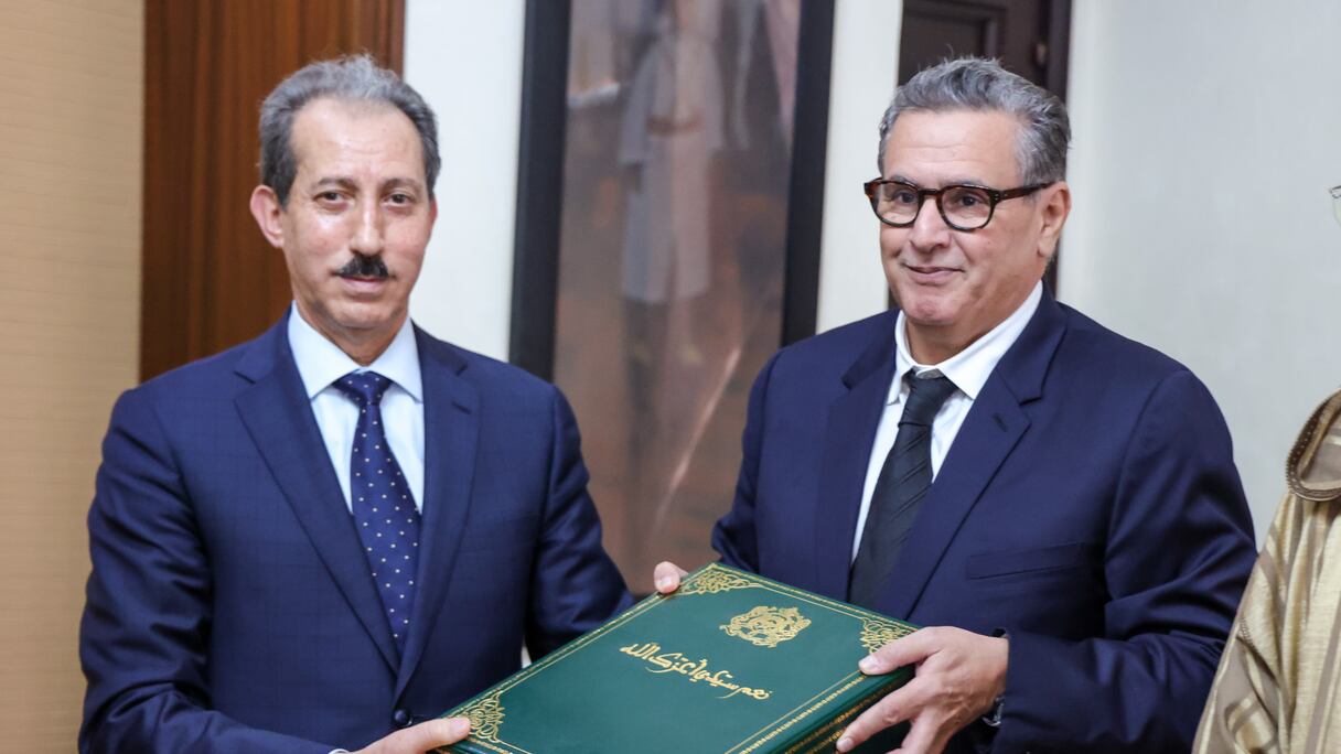 رئيس الحكومة عزيز أخنوش و الحسين الداكي، الوكيل العام للملك لدى محكمة النقض رئيس النيابة العامة، خلال تسليم مقترحات الهيئة المكلفة بمراجعة مدونة الأسرة