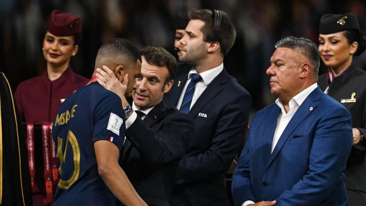 الرئيس الفرنسي ماكرون واللاعب مبامي