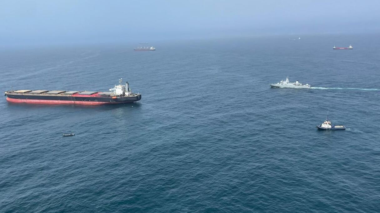 فرق تابعة للبحرية الملكية تتدخل لمساعدة سفينة شحن منكوبة بالجرف الأصفر