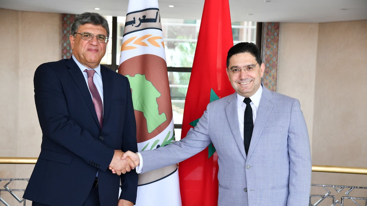 ناصر بوريطة، وزير الشؤون الخارجية والتعاون الإفريقي والمغاربة المقيمين بالخارج، رفقة الأمين العام الجديد لاتحاد المغرب العربي، طارق بن سالم.