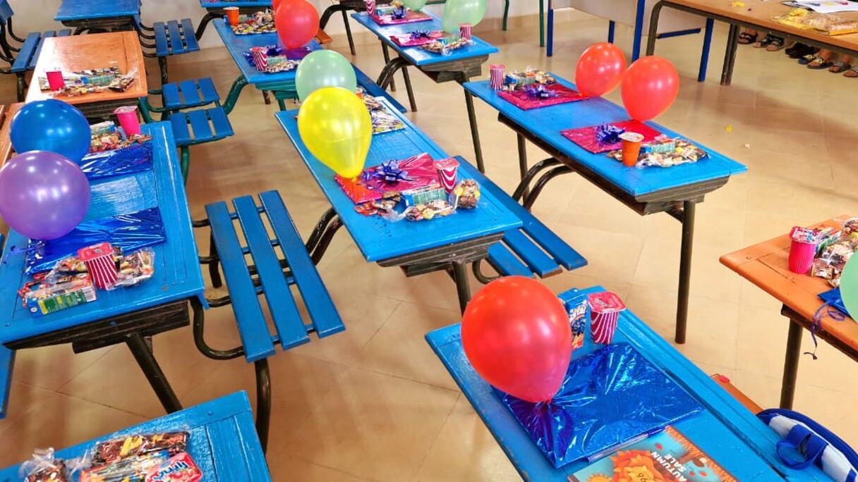 أستاذ يستقبل تلاميذه بطريقته الخاصة