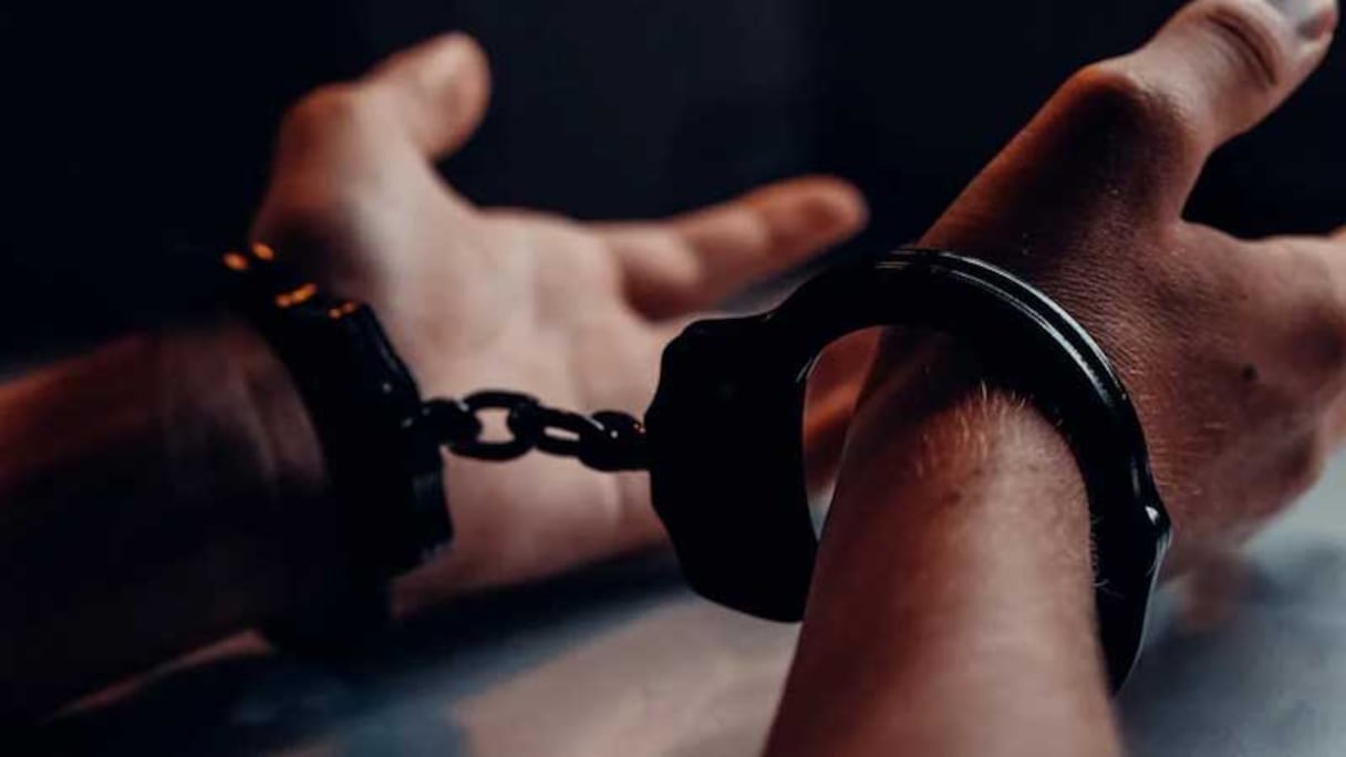 شخص مكبل اليدين