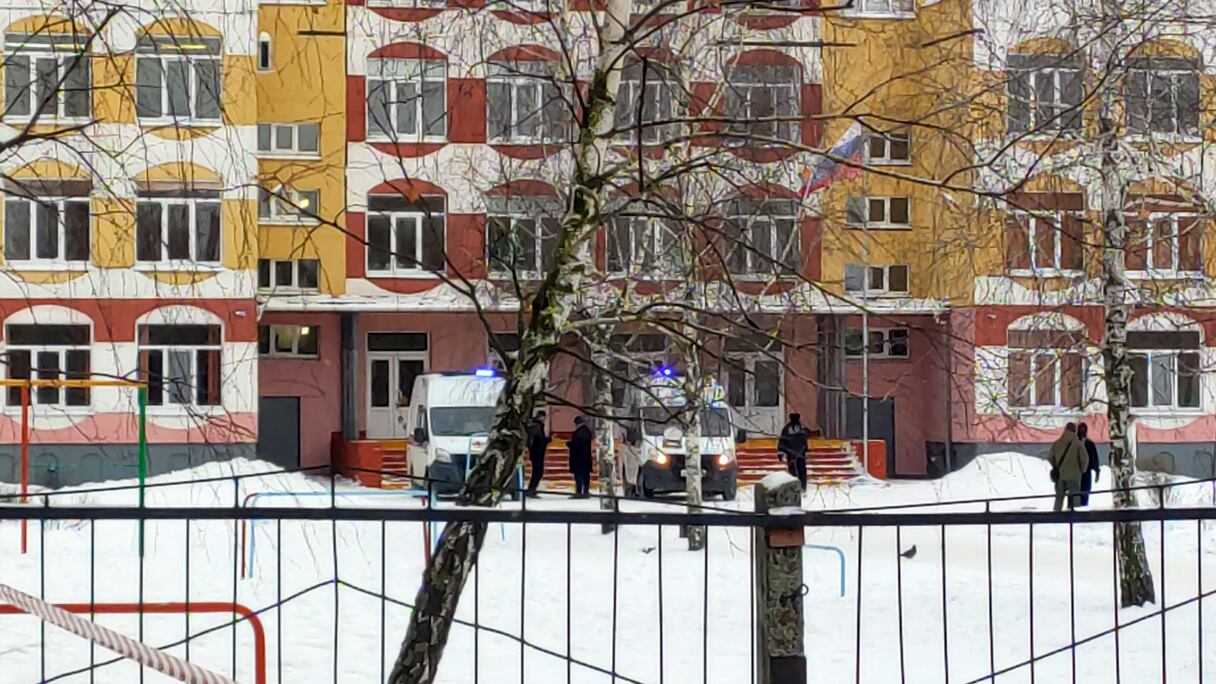 شرطة روسية من موقع إطلاق النار في مدينة بريانسك قرب الحدود الأوكرانية (AFP)