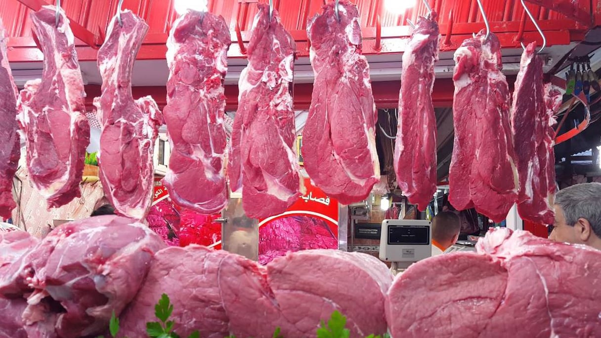 لحوم حمراء معدة للتسويق بإحدى محلات الجزارة