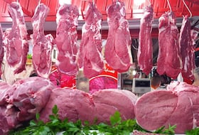 لحوم حمراء معدة للتسويق بإحدى محلات الجزارة