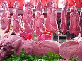 لحوم حمراء معدة للتسويق بإحدى محلات الجزارة