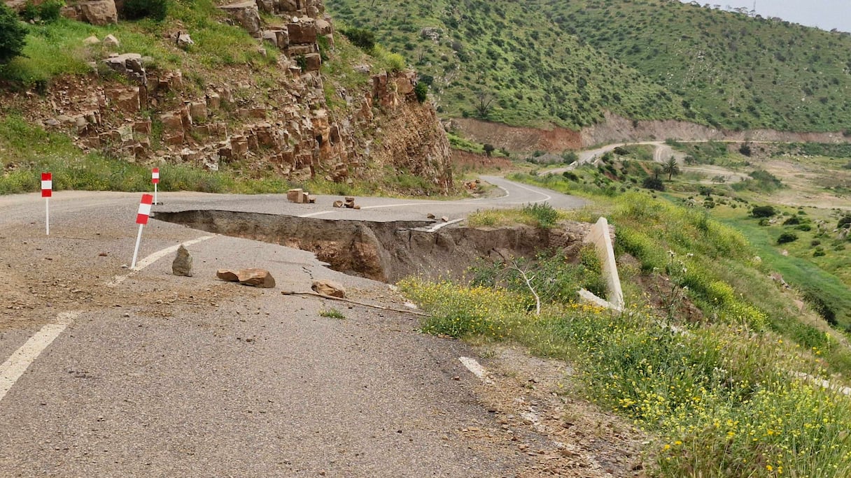 حفرة خطيرة بالطريق المؤدية إلى سد الدورات